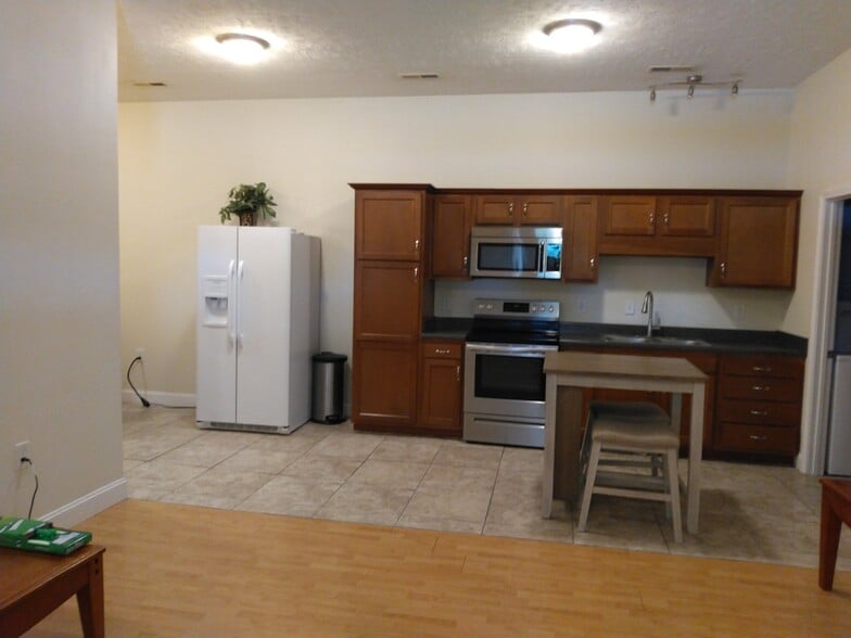 Apt A kitchen 1 - 1995 KY-90