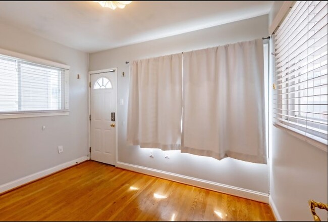 Building Photo - Rad Rowhome Right Near Stadium-Armory Metro!