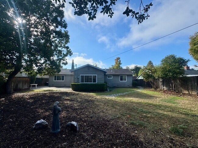 Building Photo - Stunning 3-bedroom, 2-bathroom home with a bonus room/office!