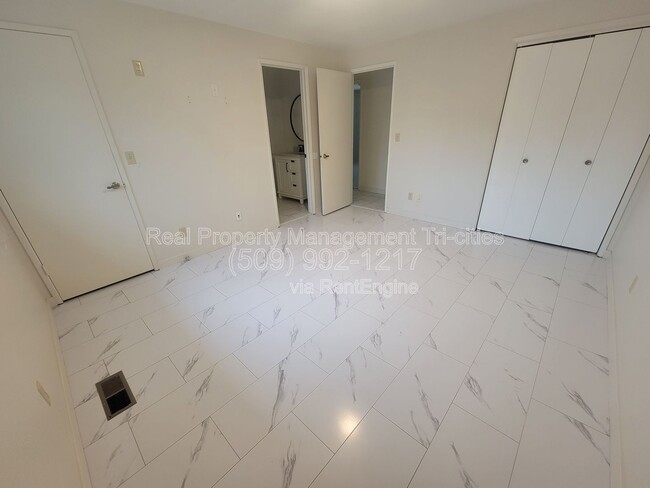 Building Photo - 3704 S Vancouver St