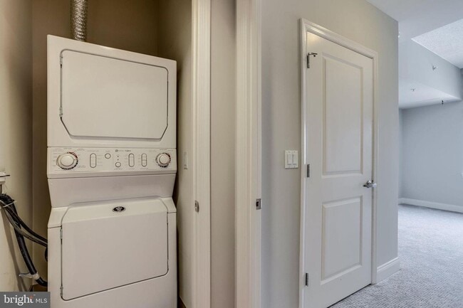 Building Photo - 1 bedroom 1 Bath - Highrise Luxury Living ...