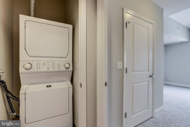 Building Photo - Modern 1BR Condo at The Phoenix with Premi...