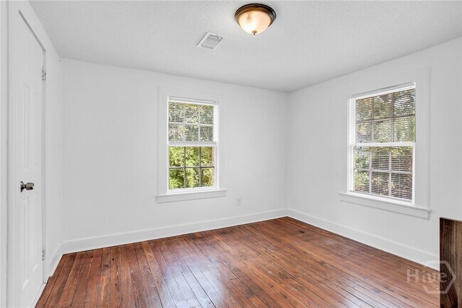 Building Photo - 906 E 39th St
