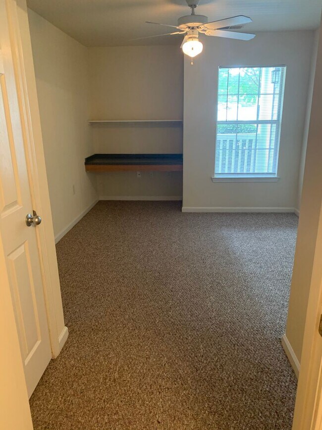 Building Photo - 100 Yellowstone Dr