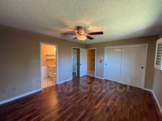 Building Photo - 1017 Silver Lake Dr