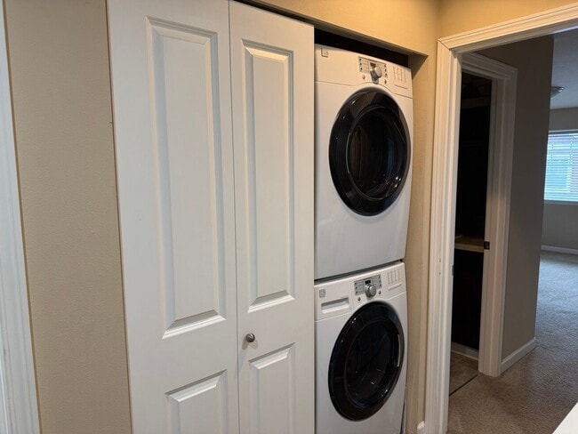 Building Photo - Beautiful 2 bed, 2.5 bath townhome located...