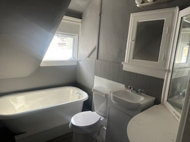 Building Photo - 2-Bedroom Apartment in Quiet 4-Plex with O...