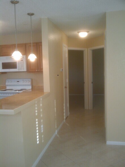 Building Photo - 247 Royal Palms Dr