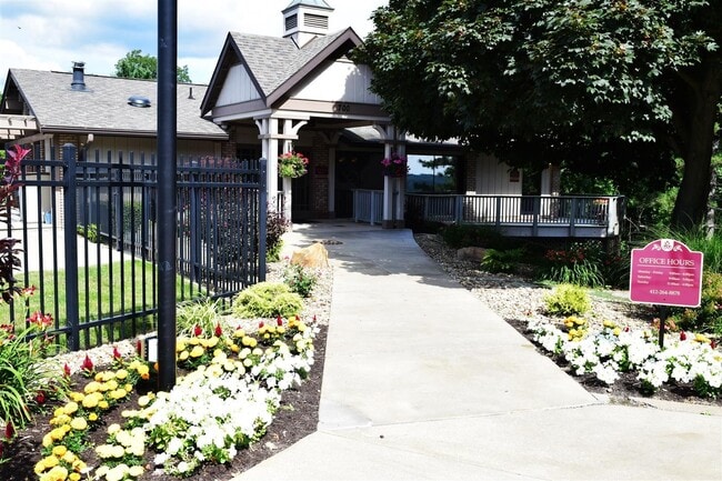 Building Photo - 700 Lee Dr