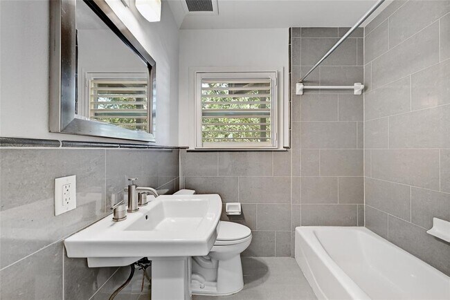 Building Photo - 1203 W 40th St