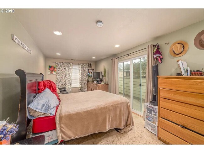 Building Photo - Charming 4-Bedroom Home Near UO Campus – Spacious, & Well-Maintained