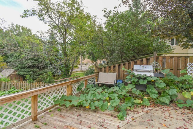Building Photo - Spacious Central Sioux Falls Home with Ent...