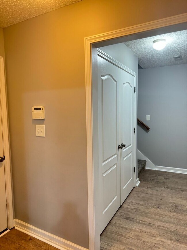 Building Photo - Almost 2000 sq.ft! Super Nice & Clean! 3 B...