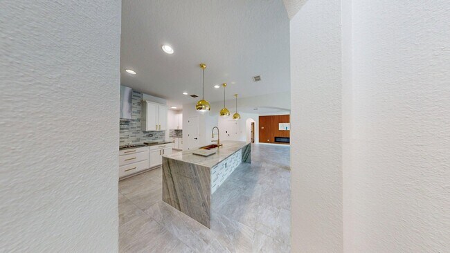 Building Photo - 6BR /5BA  LUXURY POOL HOME -  Fells Landing Subdivision- Minutes to Medical City! **1/2 OFF FIRST...