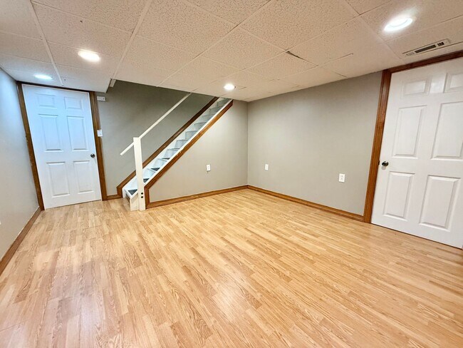Building Photo - Three bedroom townhouse in beautiful Whitp...
