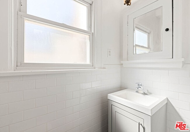 Building Photo - 6620 W 6th St