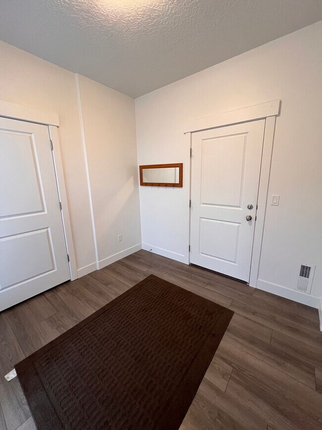 Building Photo - Modern 2 Bedroom Townhome with Stunning La...