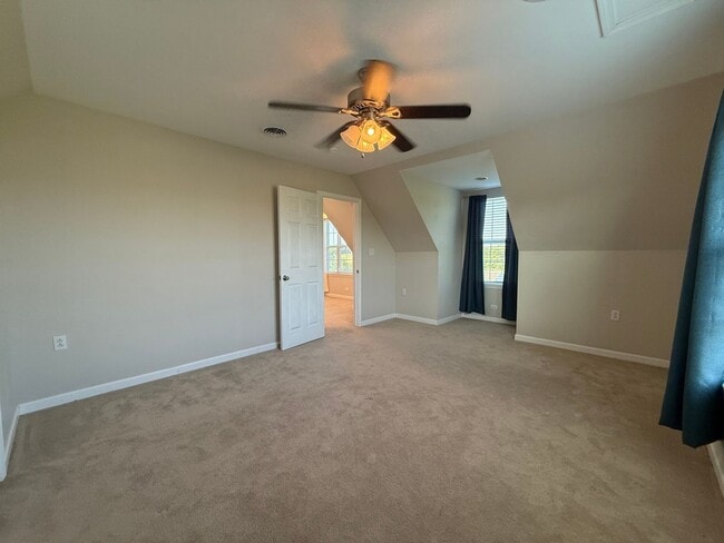 Building Photo - 3 Bedroom 3.5 Bathroom Home Located in Greeneville, TN