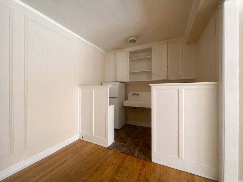 Building Photo - 1211 W Elmdale Ave