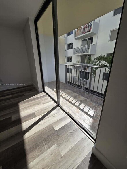 Building Photo - 1673 Bay Rd