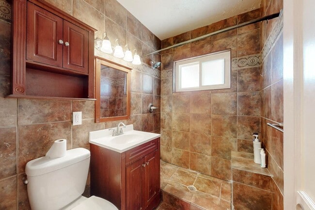 Building Photo - Charming 3 bedroom, 2 bath home in Central El Paso! Special No admin fee, $29 application fee!