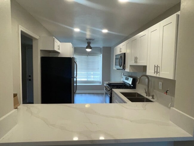 Primary Photo - Updated 2 Bedroom, 2.5 Bath Condo Includes 1 Car Garage, 2 parking spots & Washer/ Dryer