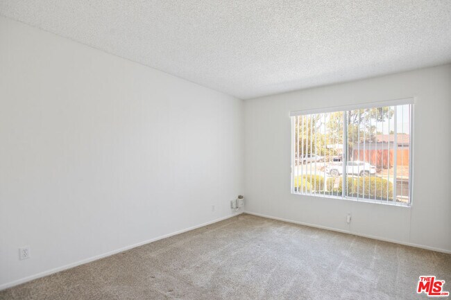 Building Photo - 5464 Evelyn Dr