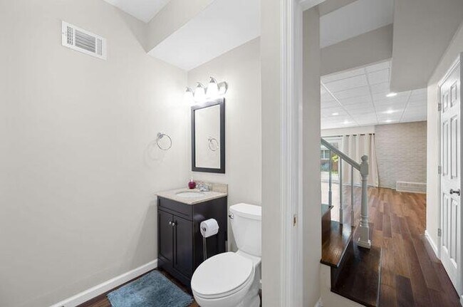 Building Photo - 4717 Brentwood Dr