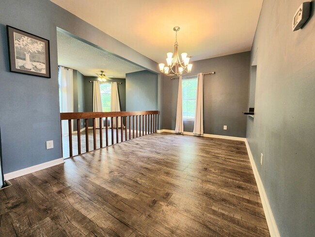 Building Photo - End Unit Townhouse in Chimny Hill