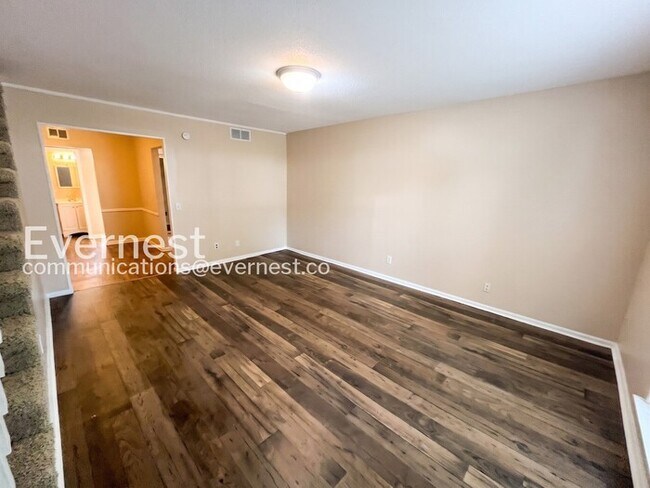 Building Photo - 2 Bed/1.5 Bath Townhome with Off-Street Parking / Pet-Friendly / Coming Soon!
