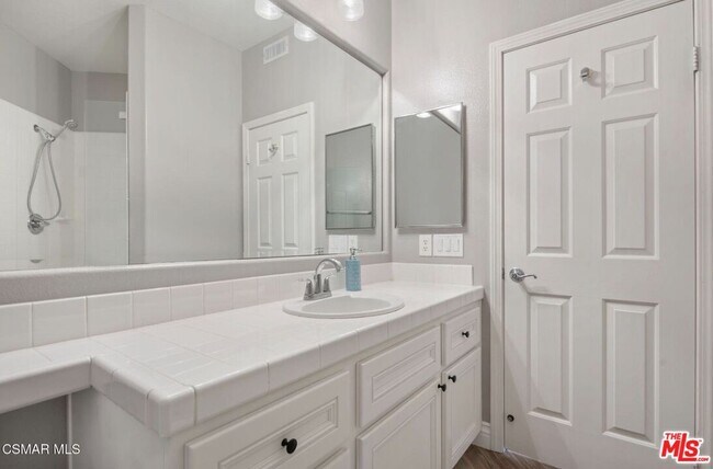 Building Photo - 335 Kitetail St