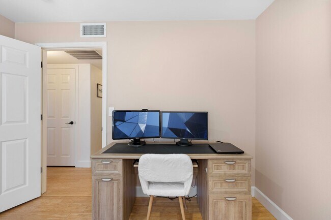 Building Photo - Best 2 Bed, 2 Bath Condo in Willow Ranch.
