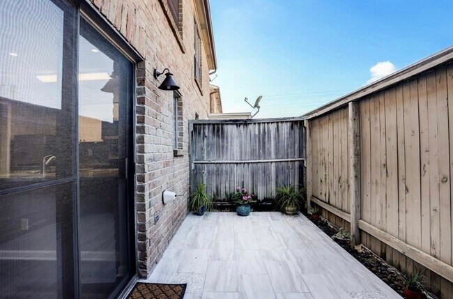 Building Photo - 2120 Wilcrest Dr