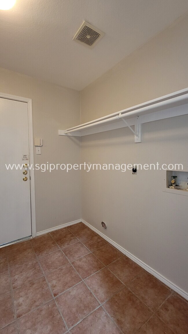 Building Photo - 1403 Lighthouse Ln