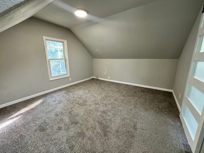 Building Photo - Three Bedroom Home in Battle Creek