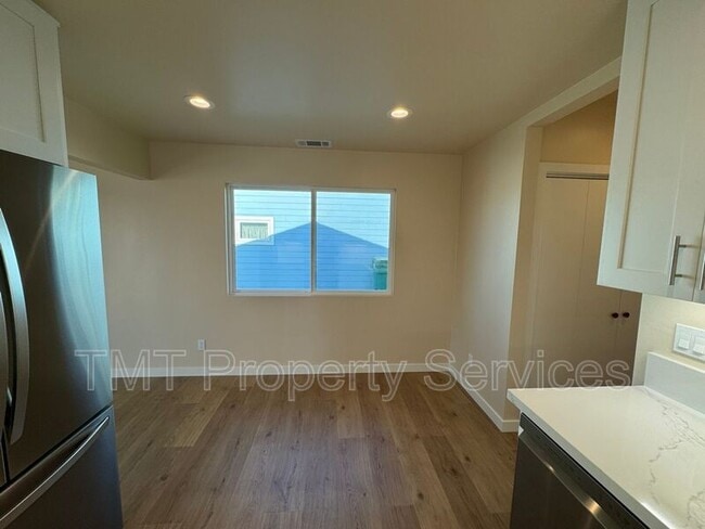 Building Photo - 1339 Newport Ave