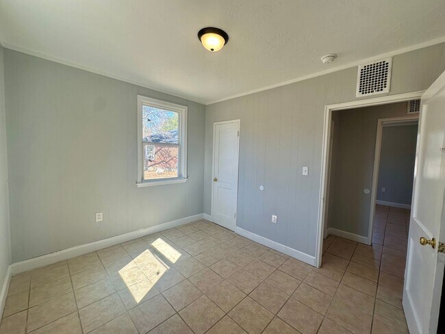 Building Photo - 716 Miller Rd