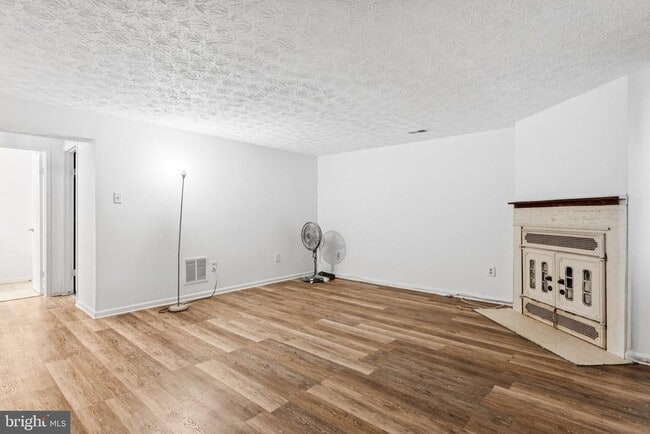 Building Photo - 15537 N Oak Ct