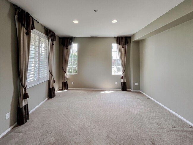 Building Photo - MUST SEE! Beautiful 3 bedroom + Loft + Office Space (or convert to 4th bedroom) + Large Backyard ...
