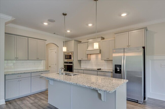 Building Photo - 323 Colonnades Dr