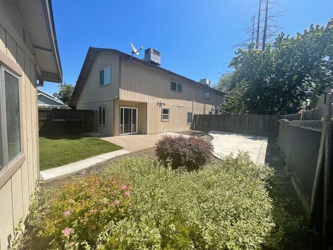 Building Photo - Completely Updated Roseville Townhouse available July 1st