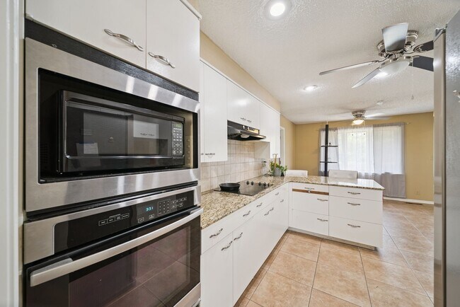 Building Photo - House for Rent 3 Bedrooms 2 Bath !!!!!