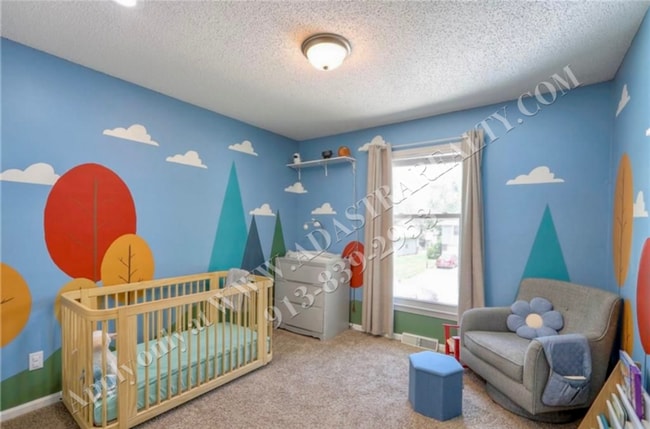 Building Photo - Beautiful 3 Bed 2.5 Bath Raised Ranch in L...