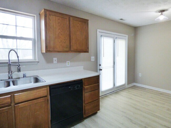 Building Photo - 338 E Oak St