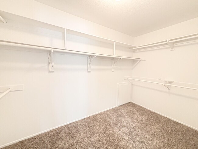 Building Photo - 39360 Longhorn Ct