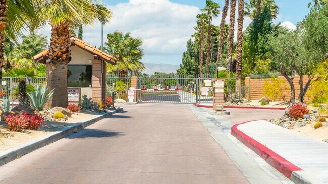 Building Photo - 1480 Sunflower Cir N