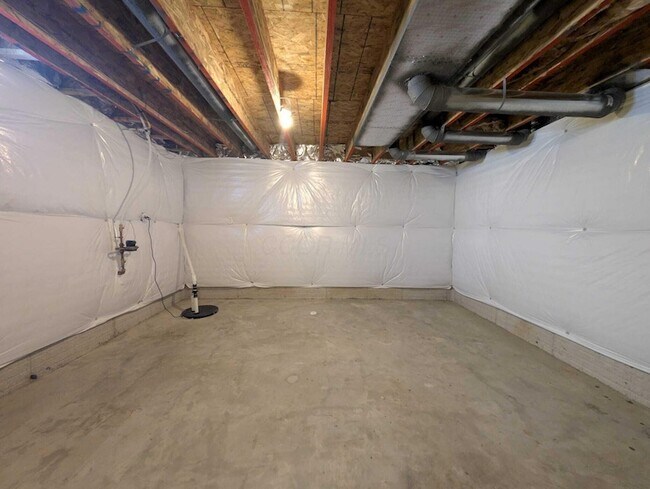 Building Photo - 800 Avebury Dr