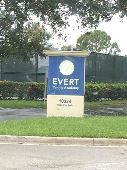 Building Photo - 10253 Vía Hibiscus