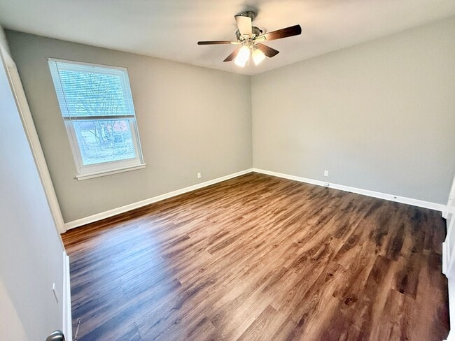 Building Photo - 3 Bedroom 1.5 Bath House w/Large Yard- Easy access to OHB and Nolensville Pk $1950