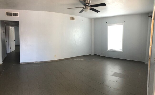 Building Photo - 2109 Poplar Ave